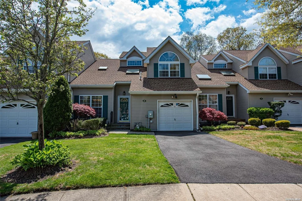 Unit for sale at 8 Northridge Circle, Huntington, NY 11743