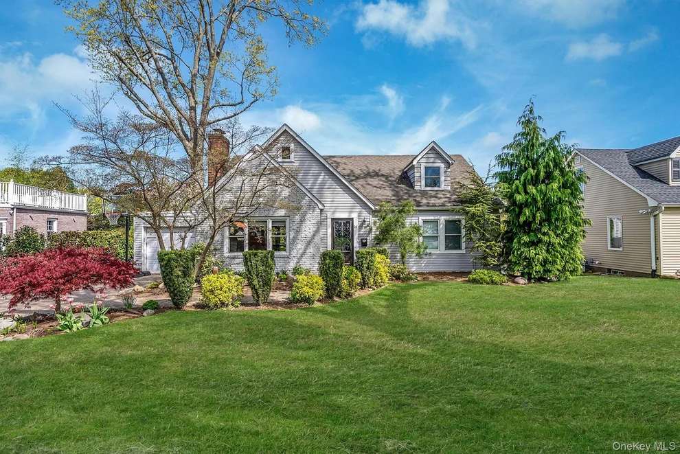 Unit for sale at 16 Glen Lane, Oyster Bay, NY 11545