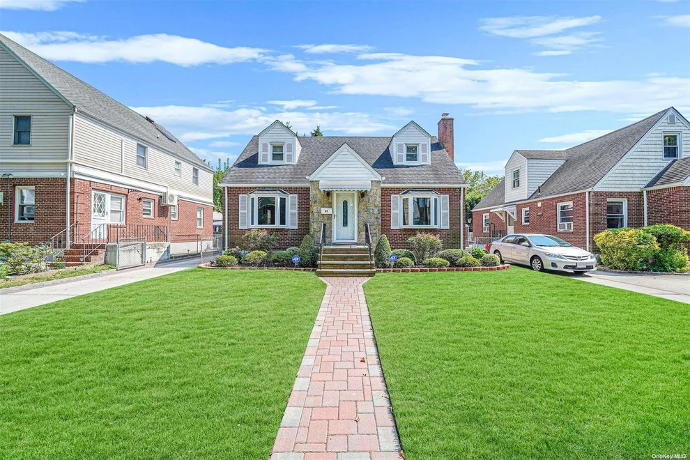 Unit for sale at 85 Sperry Boulevard, North Hempstead, NY 11040