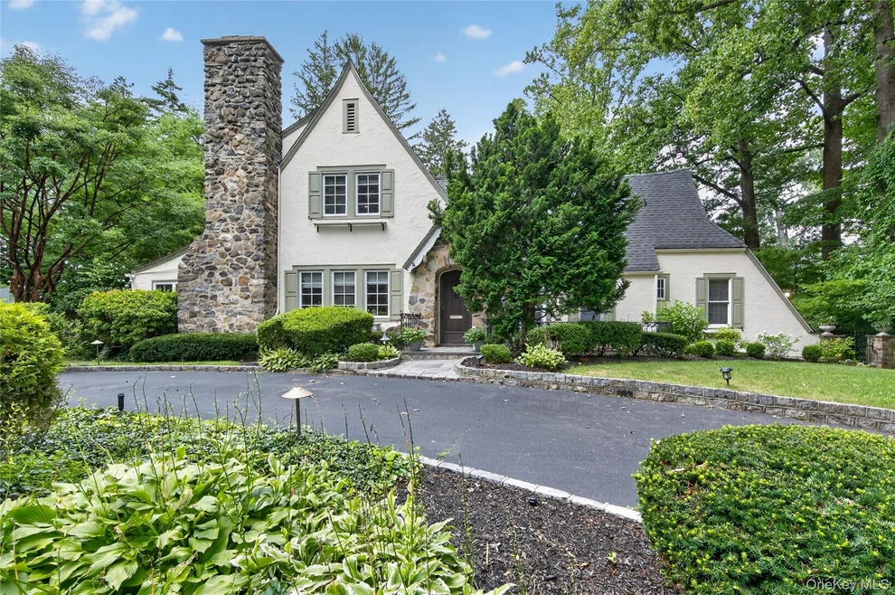 Unit for sale at 45 Cedar Drive, North Hempstead, NY 11021