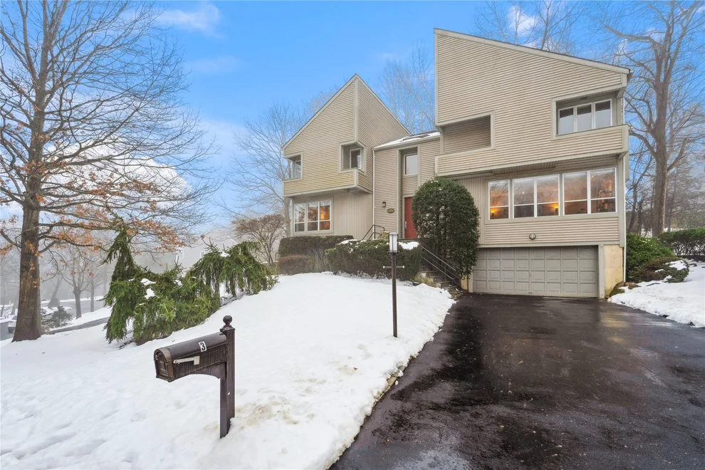 Unit for sale at 3 Verity Lane, North Hempstead, NY 11576
