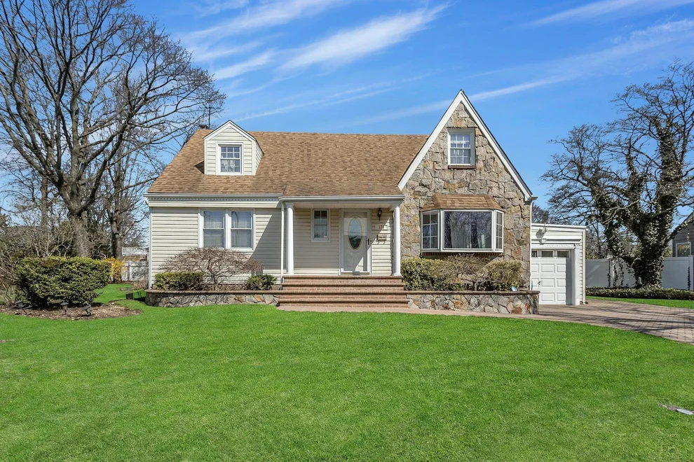 Unit for sale at 579 Dartmouth Street, North Hempstead, NY 11590
