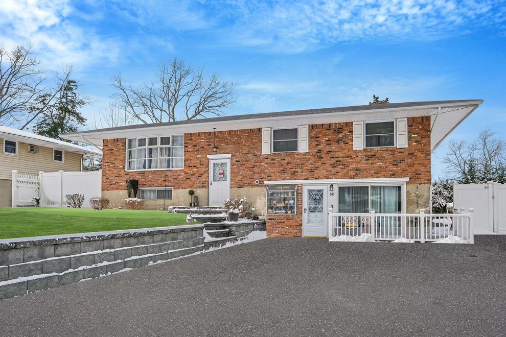 Unit for sale at 32 Mackay Drive, Smithtown, NY 11788