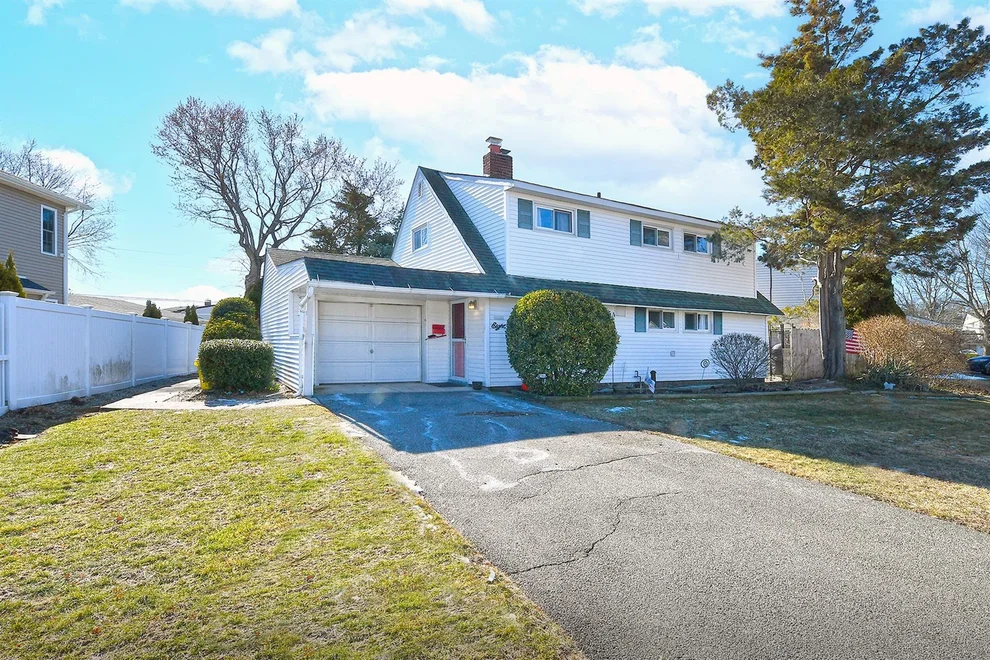 Unit for sale at 8 Autumn Lane, Oyster Bay, NY 11801