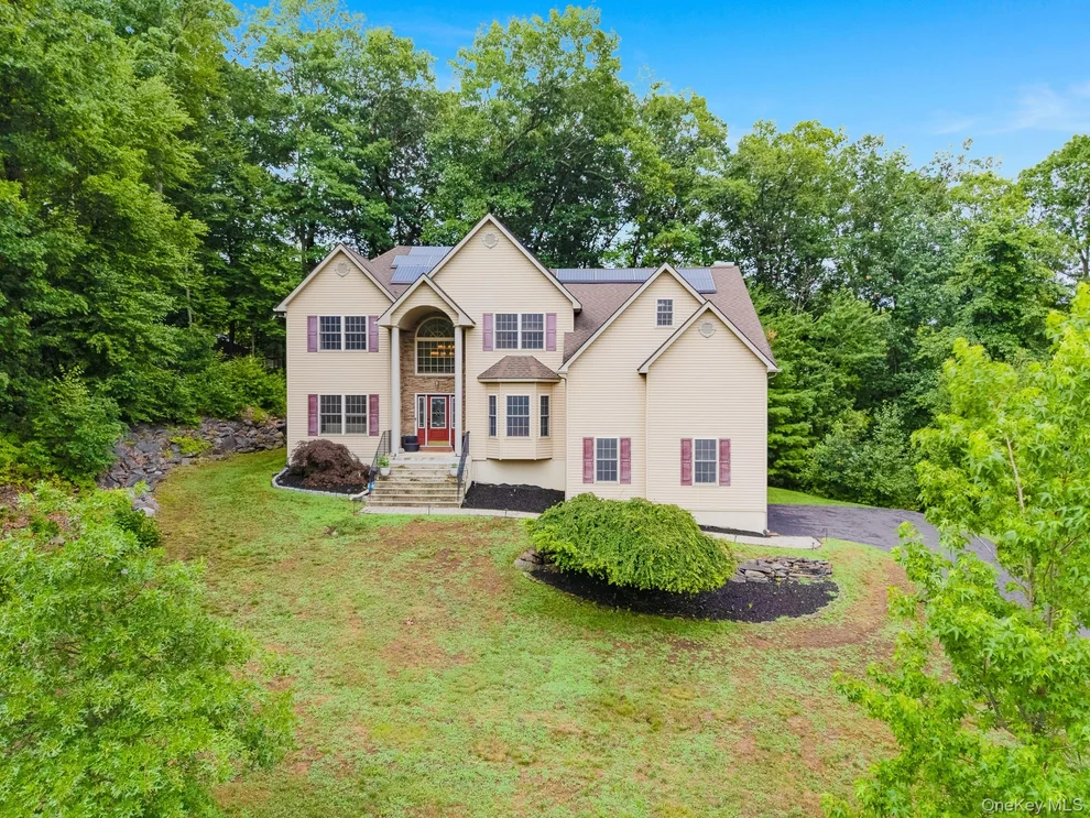 Unit for sale at 5 Sherwood Court, Woodbury, NY 10930