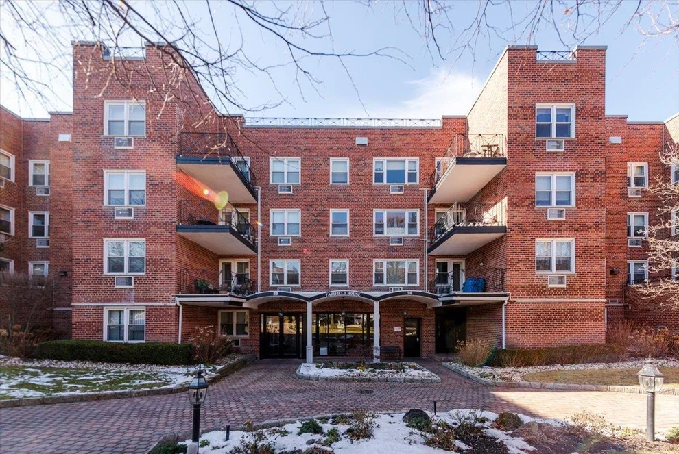 Unit for sale at 20 Chapel Place, North Hempstead, NY 11021