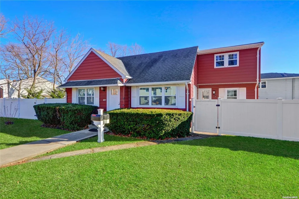 Unit for sale at 296 Old Country Road, Babylon, NY 11729