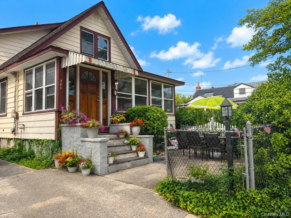 Unit for sale at 305 Bayville Avenue, Oyster Bay, NY 11709