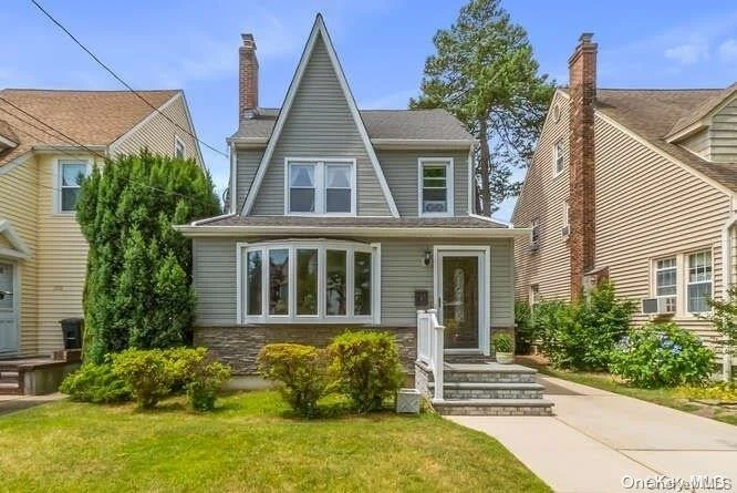 Unit for sale at 309 Marcellus Road, North Hempstead, NY 11501
