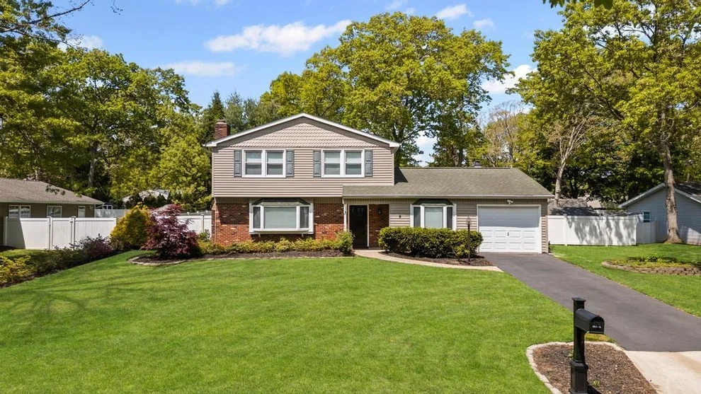 Unit for sale at 9 Welbourn Lane, Brookhaven, NY 11727