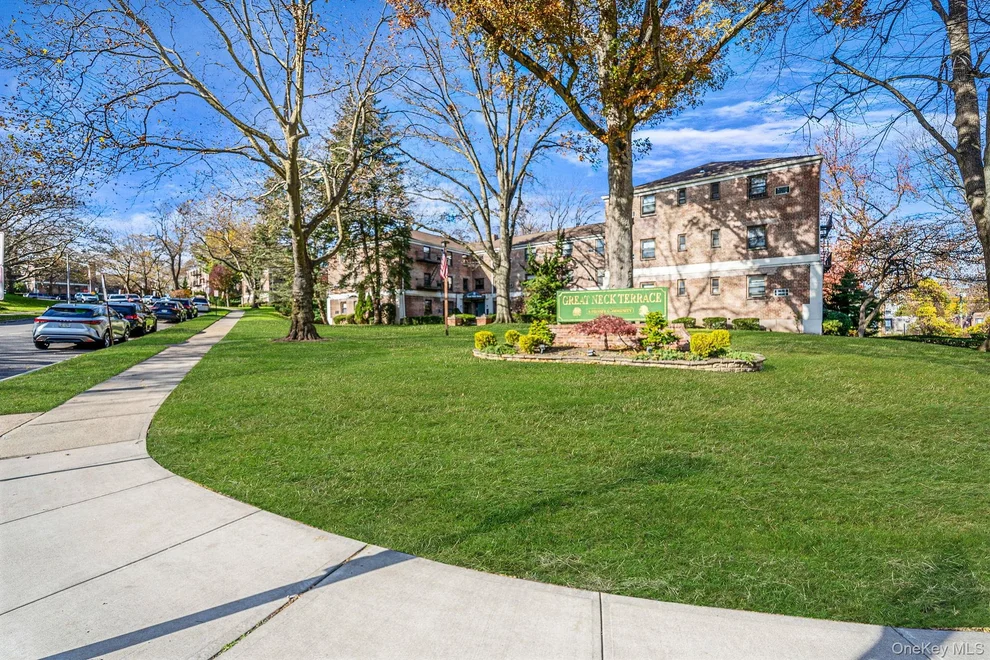 Unit for sale at 8 Terrace Circle, North Hempstead, NY 11021