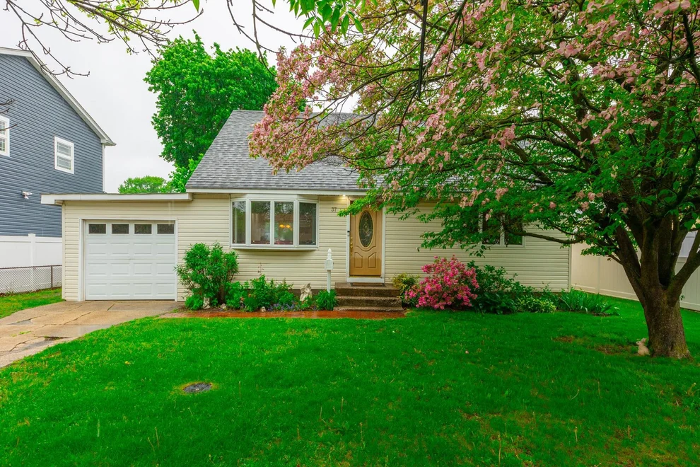 Unit for sale at 37 Boblee Lane, Oyster Bay, NY 11801