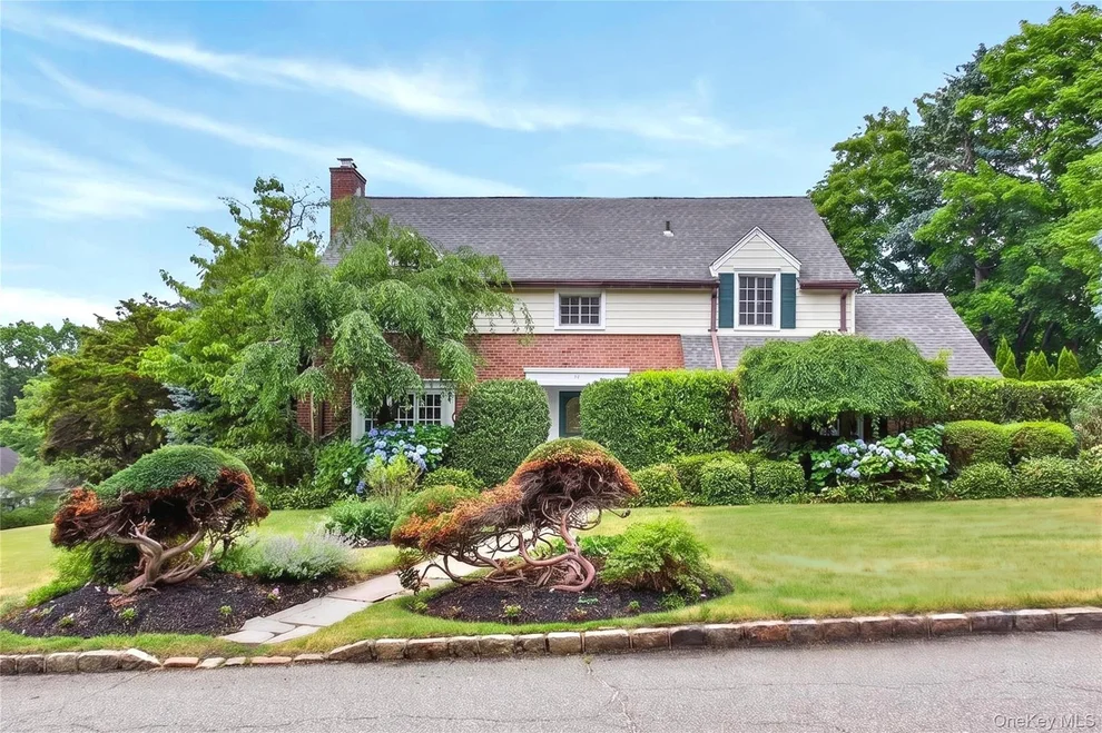 Unit for sale at 10 Ridge Drive, North Hempstead, NY 11050