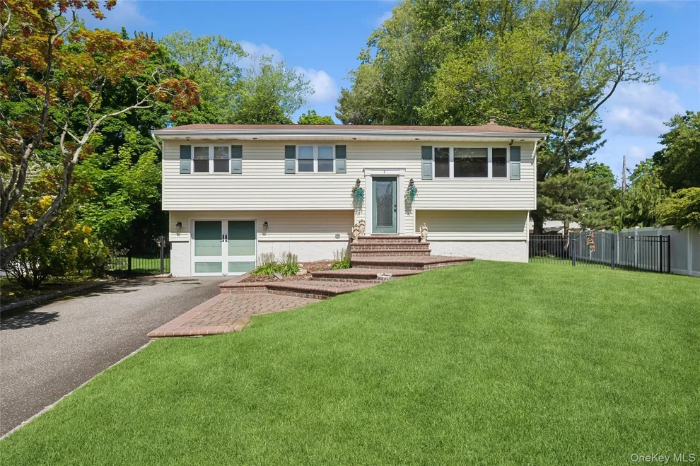 Unit for sale at 3 Bradley Court, Smithtown, NY 11787