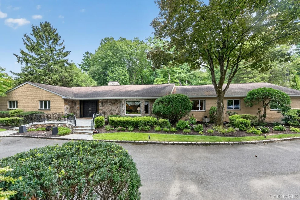 Unit for sale at 10 Dorchester Drive, Oyster Bay, NY 11545