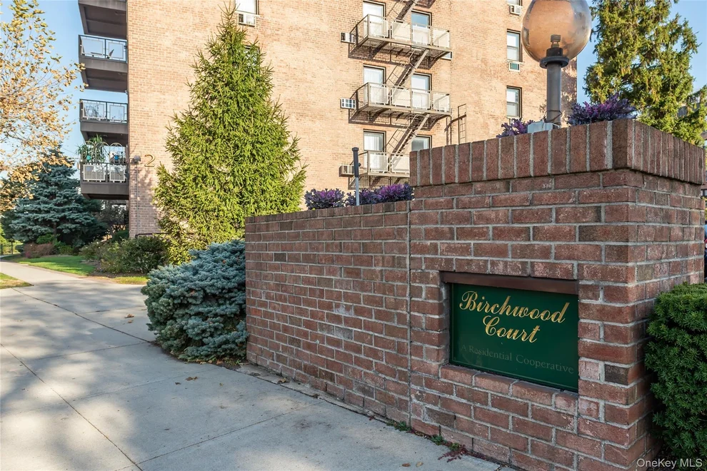 Unit for sale at 5 Birchwood Court, North Hempstead, NY 11501