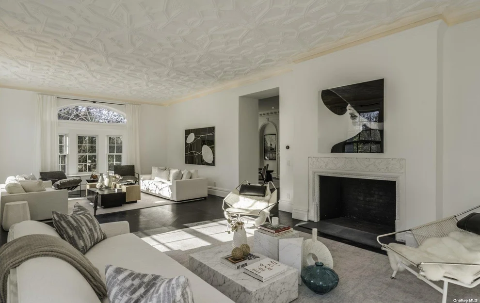 Unit for sale at 7 Stone Arch Road, North Hempstead, NY 11568