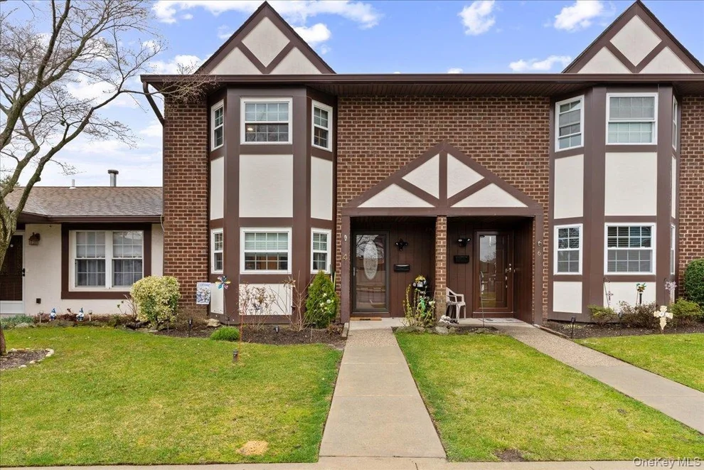 Unit for sale at 4 Raintree Court, Babylon, NY 11729