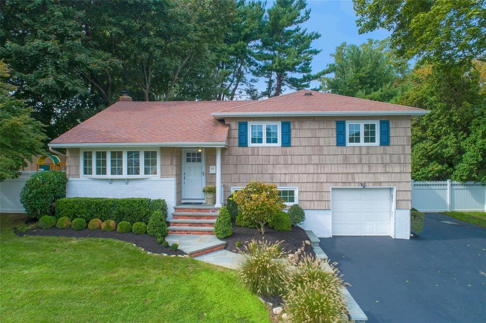 Unit for sale at 6 Saylor Place, Huntington, NY 11743