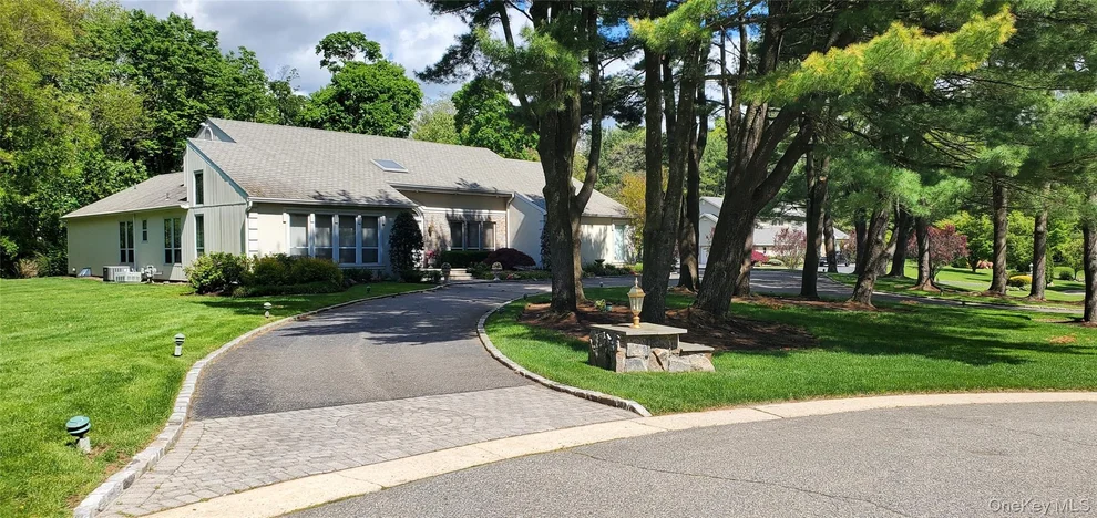 Unit for sale at 7 Albertson Lane, North Hempstead, NY 11568