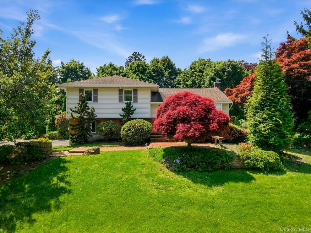 Unit for sale at 6 Paula Street, Huntington, NY 11731