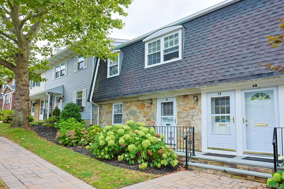 Unit for sale at 10 Harbour Lane, Oyster Bay, NY 11771