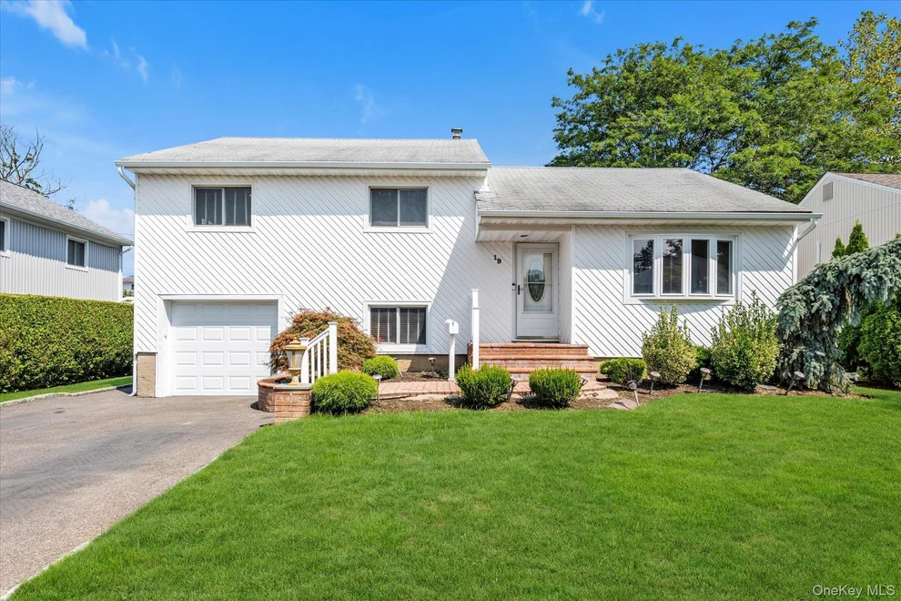 Unit for sale at 19 Lincrest Street, Oyster Bay, NY 11791
