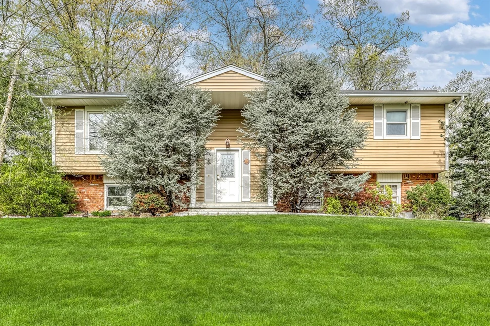 Unit for sale at 19 Strathmore Drive, Clarkstown, NY 10956