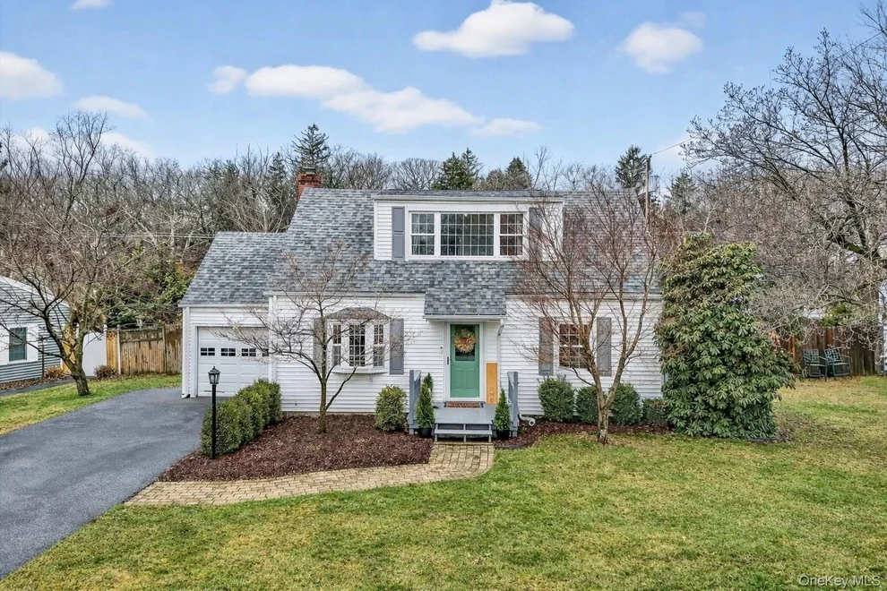 Unit for sale at 114 Chestnut Drive, New Windsor, NY 12553