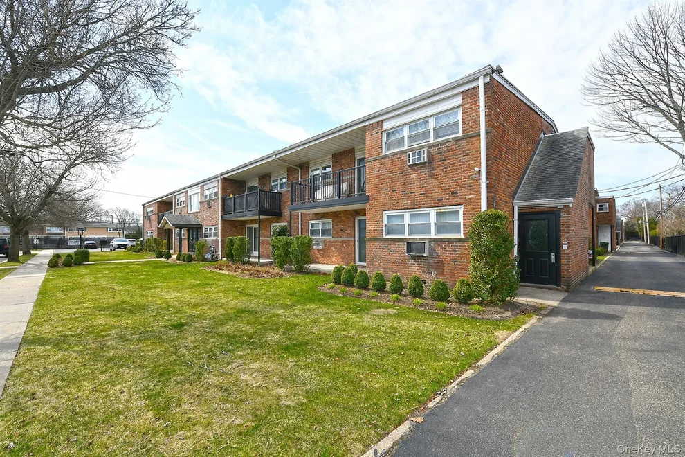 Unit for sale at 10 Ivy Street, Oyster Bay, NY 11735
