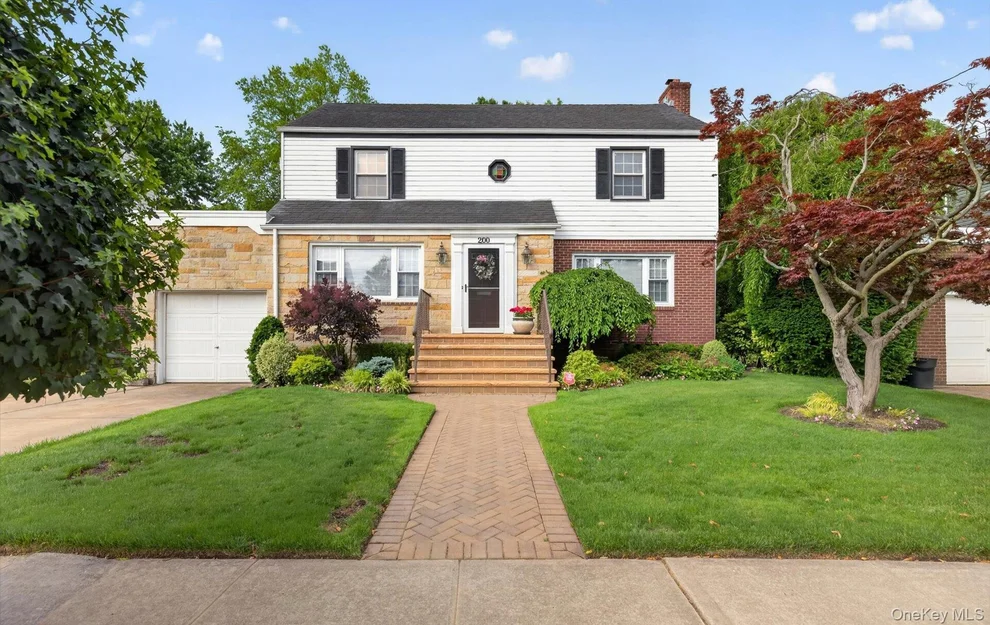 Unit for sale at 200 Canterbury Gate, Hempstead, NY 11563