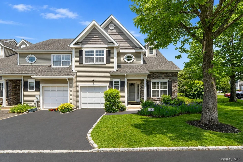 Unit for sale at 72 Paddington Circle, Smithtown, NY 11787