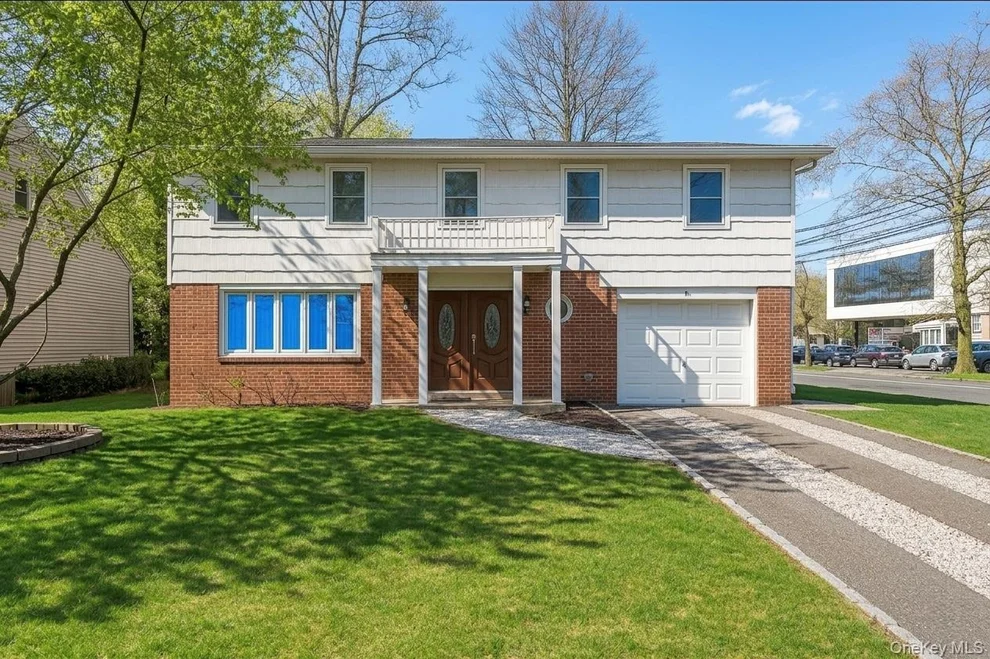 Unit for sale at 2 Pickwood Lane, North Hempstead, NY 11024
