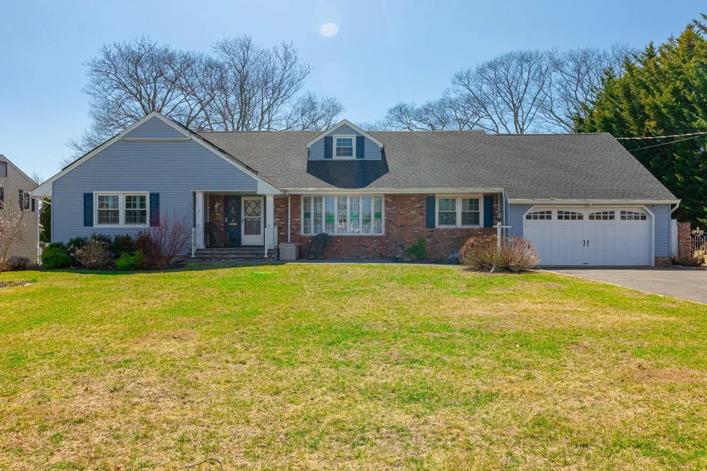 Unit for sale at 8 Colonial Court, Islip, NY 11706