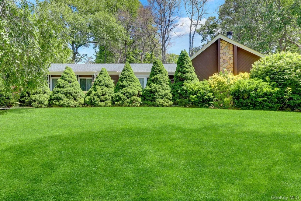Unit for sale at 6 Highridge Drive, Huntington, NY 11743
