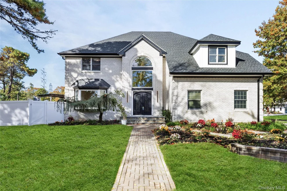 Unit for sale at 21 Pine Edge Place, Huntington, NY 11746