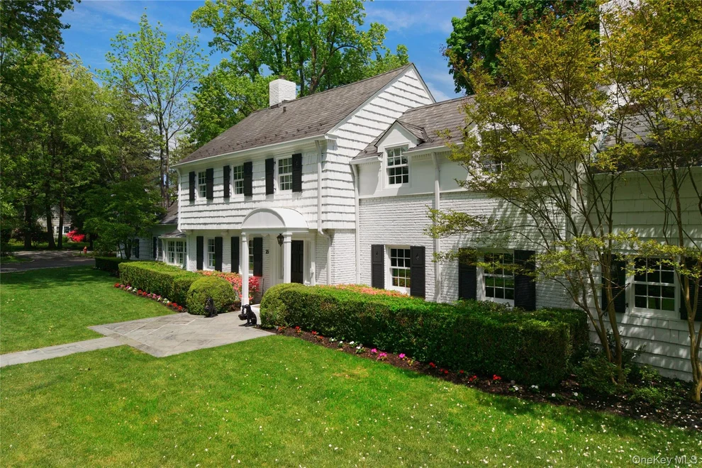 Unit for sale at 25 The Oaks, North Hempstead, NY 11576