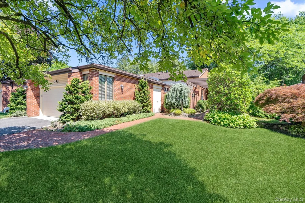 Unit for sale at 265 Sparrow Drive, North Hempstead, NY 11030