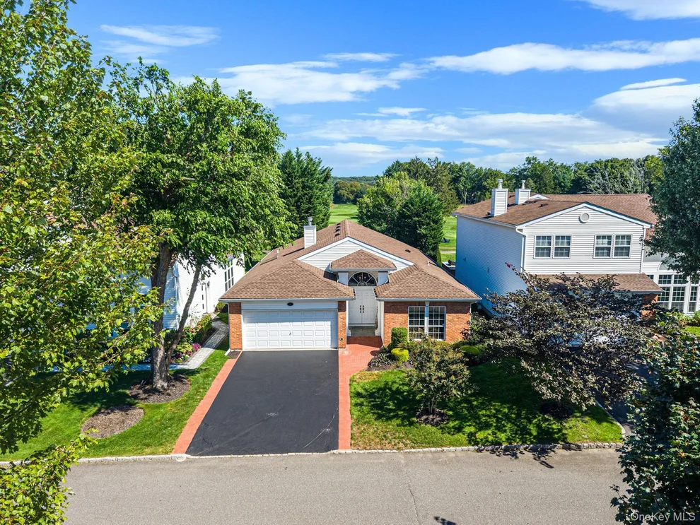 Unit for sale at 6 Hamlet Drive, Huntington, NY 11725