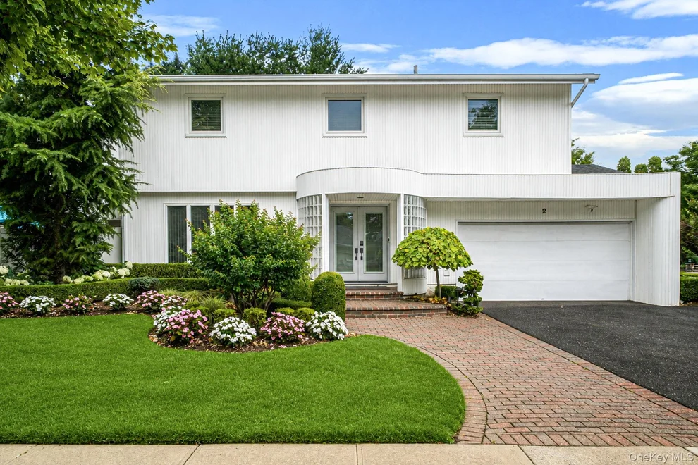 Unit for sale at 2 Sagamore Way N, Oyster Bay, NY 11753