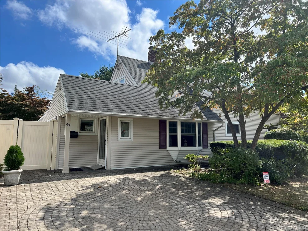 Unit for sale at 47 Link Lane, Oyster Bay, NY 11801