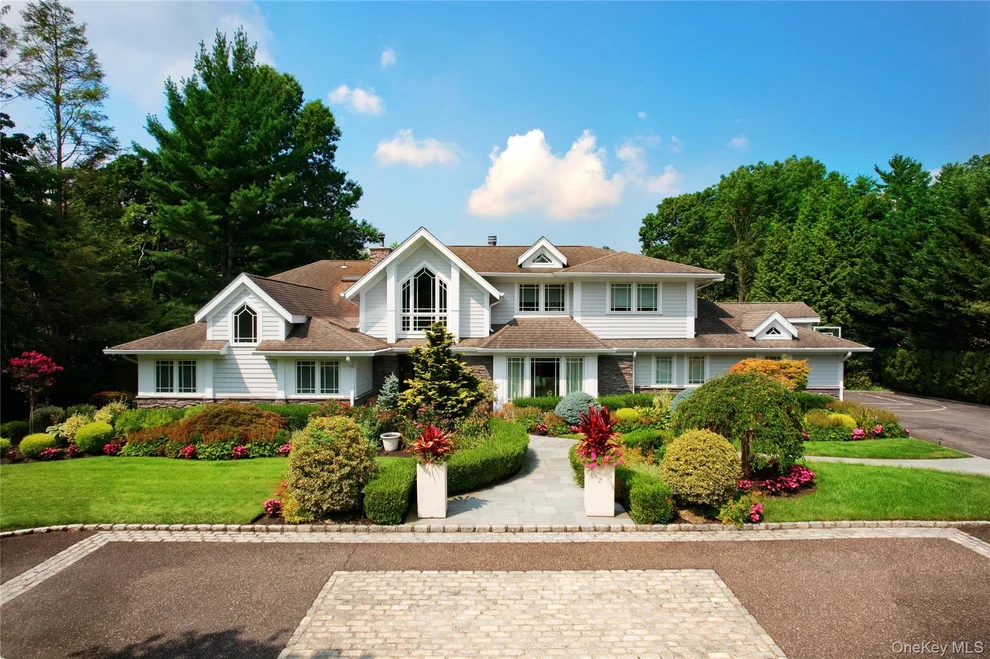 Unit for sale at 4 Meadowbrook Lane, North Hempstead, NY 11568