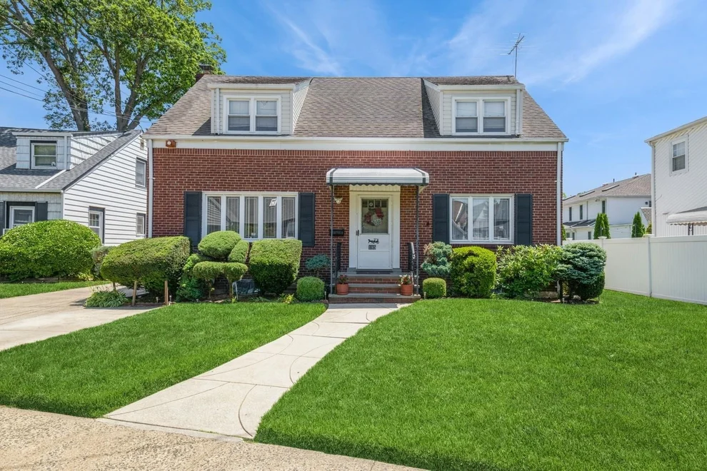 Unit for sale at 185 Emerson Place, Hempstead, NY 11580