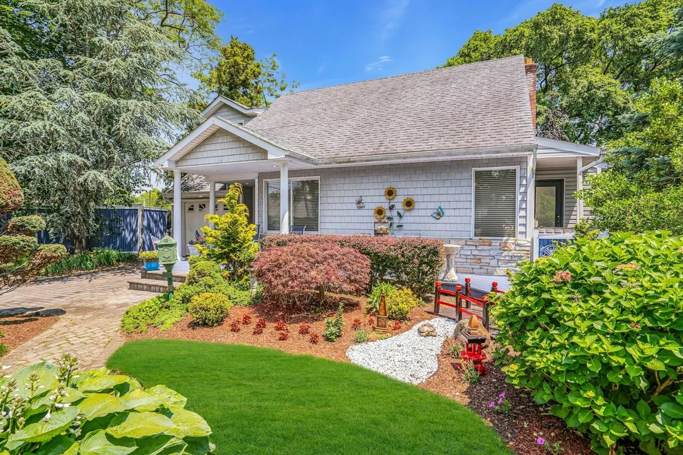 Unit for sale at 20 Wiltshire Drive, Huntington, NY 11725