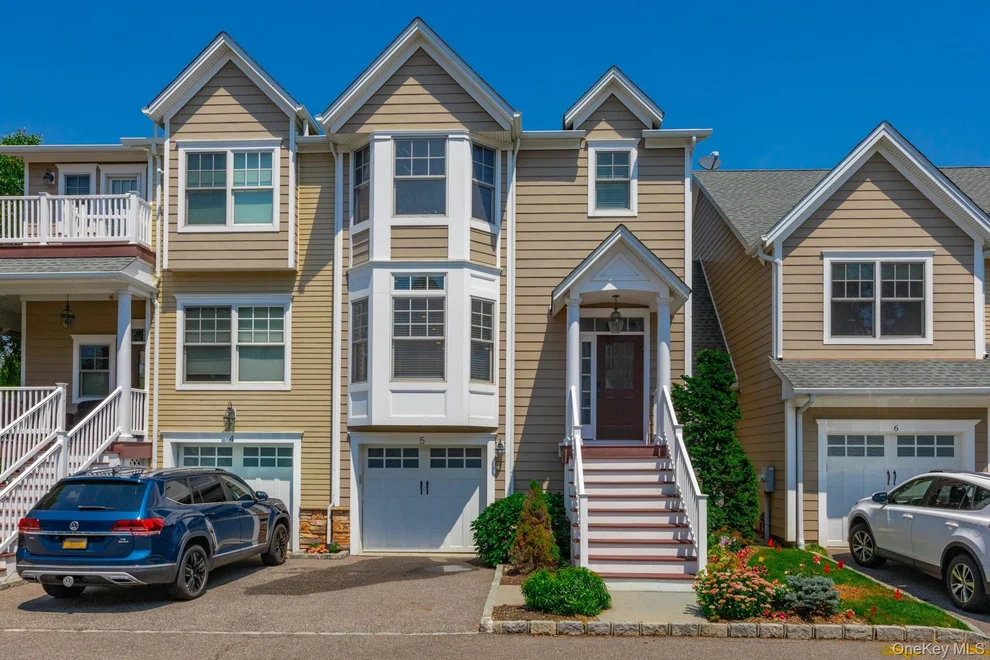 Unit for sale at 5 Rosebud Lane, Babylon, NY 11702