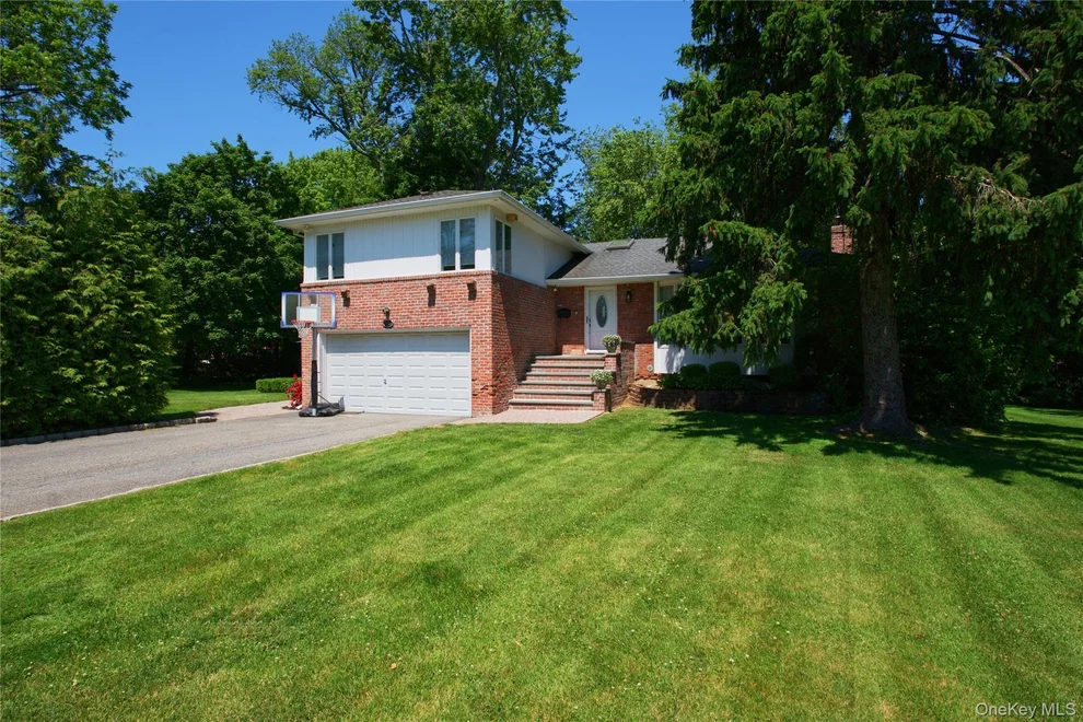 Unit for sale at 16 Cherrywood Lane, North Hempstead, NY 11050