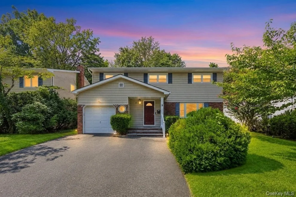 Unit for sale at 5 Cathy Lane, North Hempstead, NY 11024