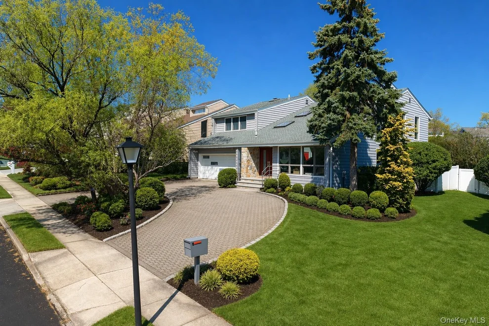Unit for sale at 2 Crest Hollow Lane, North Hempstead, NY 11507