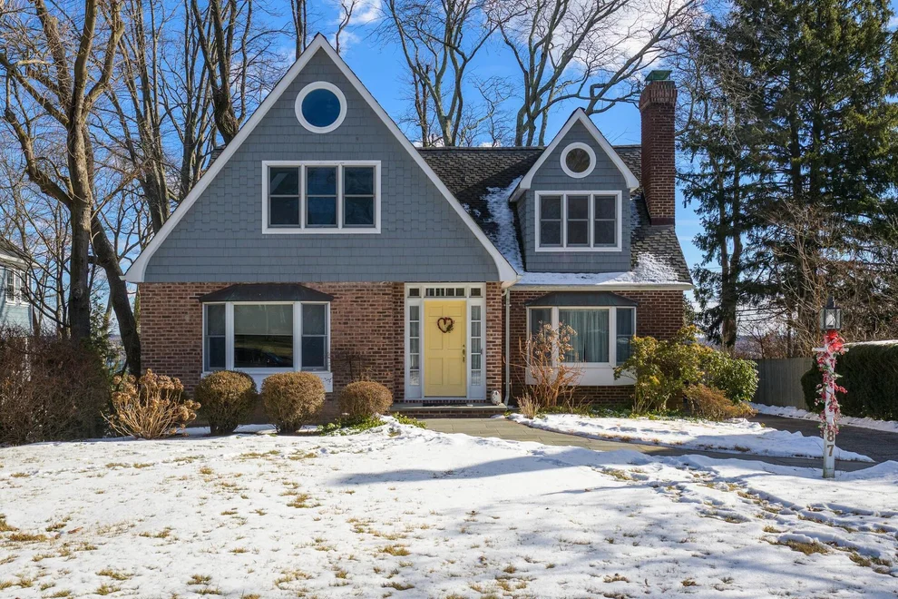 Unit for sale at 87 Summit Road, North Hempstead, NY 11050