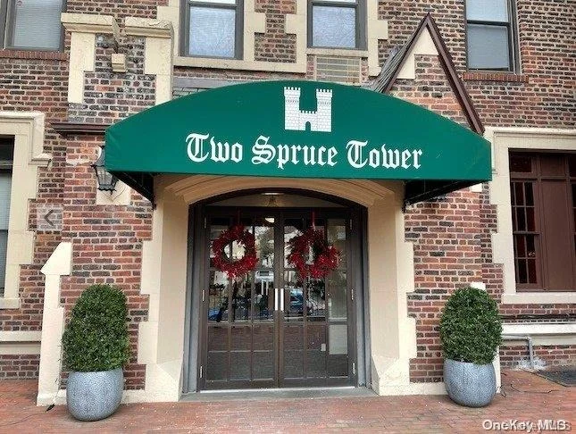 Unit for sale at 2 Spruce Street, North Hempstead, NY 11021